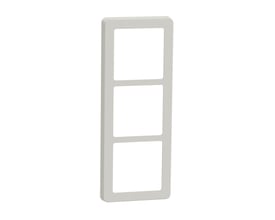 LK FUGA Base 63 designramme til 3 moduler i lysegrå, visende den rene front med tre firkantede åbninger.