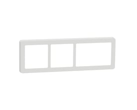 LK FUGA Base 63 designramme i hvid, der giver plads til 3 ½ modul enheder på en hvid baggrund.