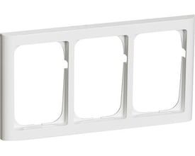 Lauritz Knudsen LK FUGA Softline ramme, vandret 3x1½ modul i hvid med afrundede kanter, vist forfra.