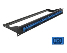 DeLock fiberpatchpanel for 19-tommers rack med 24 blå SC simplex-porter, vist skrått forfra.