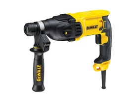 DeWalt D25133K-QS borehammer i gul og sort, med SDS+ borepatron og ergonomisk sidehåndtag på hvid baggrund.