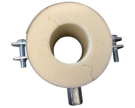 Nærbillede af en Isoglobal isoleret rørbærer, der viser 2-delt PIR-skum med 60 mm isolering og galvaniseret stålmontering.