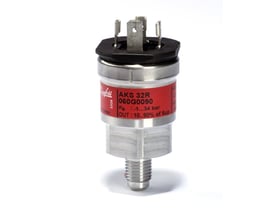 Danfoss AKS 32R trykktransmitter for 1-12 bar med flaretilkobling, sølvfarget hus, rød etikett og elektriske kontaktstifter.