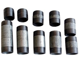 Indura galvaniserede nippelrør med 3/8" gevind i begge ender, viser 10 forskellige længder på hvid baggrund.