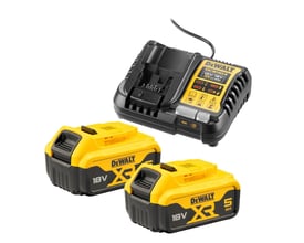 DeWalt 18V batterisæt med to 5,0 Ah batterier og DCB1104 multivoltoplader, vist på hvid baggrund med tydelig mærkning.