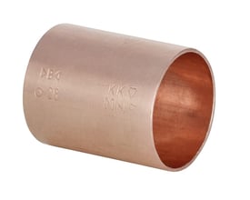 Conex Bänninger lodde-skyvemuffe fra Viega i kobber, 15 mm, sett skrått med den åpne enden og merkingen synlig.