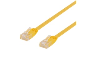 DELTACO U/UTP Cat6 fladt netværkskabel i gul, 1,5 meter, med to RJ45-stik på hvid baggrund.