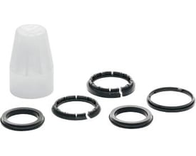 Grohe pakningssæt 46077000 til Eurodisc/Europlus armaturer med tre sorte pakninger og en hvid hætte.