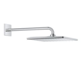 Grohe Rainshower 310 Mono Cube hovedbruser med 422 mm krom brusearm monteret på væggen. Krom overflade og en firkantet brusehoved med mange små huller.