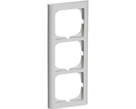 LK FUGA Softline 63 lodret ramme i lysegrå til 3 moduler, vist frontalt mod hvid baggrund.