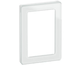 LK FUGA Pure designramme i hvid glas, 1½ modul, med en ren og moderne æstetik på hvid baggrund.