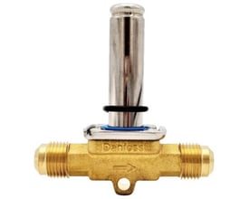 Danfoss EVR 10 magnetventil med 5/8" flare-tilslutning i messing med sølvfarvet cylinder og sort O-ring.