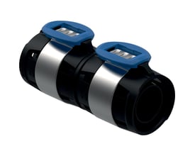 Geberit FlowFit 40mm kobling i sort PPSU med blå detaljer, set fra et let skråt perspektiv.