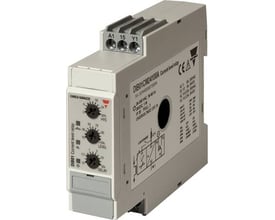 Carlo Gavazzi AC/DC-strømmålerelé på 100 A med tre justeringsknapper og synlige tilkoblinger, sett skrått forfra.
