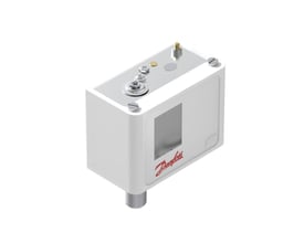 Isoleret 3D-gengivelse af Danfoss KP 35 pressostat, der viser den hvide kappe og gevindtilslutning.