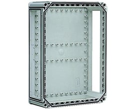 Nærbillede af Fibox kassebund SLN, der fremhæver de talrige monteringshuller og den robuste konstruktion i polycarbonat (PC) på hvid baggrund.