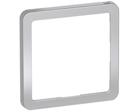 LK FUGA Slim designramme i stålmetallic til 1 modul, med en tynd metaloverflade og glatte kanter på hvid baggrund.