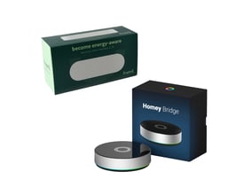 Homey Bridge og frient EMI 2 energimåler placeret ved siden af hinanden på en hvid baggrund.