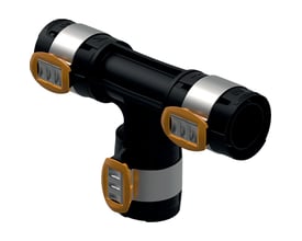 Geberit FlowFit T-stykke 75 mm PPSU i sort, med synlige metalringe og orange låseklips.