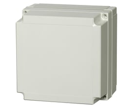 Detaljebillede af Fibox MNX monteringskasse i grå polycarbonat, der viser skrueløsning til dæksel og monteringshuller.