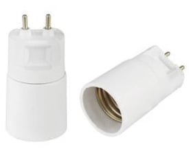 Hvit G12 til E27-adapter for 230 V, vist stående og liggende med G12-pinner og E27-sokkel.