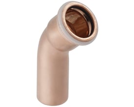 Detaljeret vinkelbillede af Geberit Mapress 18 mm kobberbøjning, der fremhæver kobbermaterialet og den hvide kant på muffen.