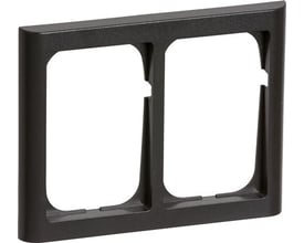 LK FUGA Softline 63 vandret dobbelt ramme i koksgrå med to 1½ modul åbninger, vist forfra på hvid baggrund.