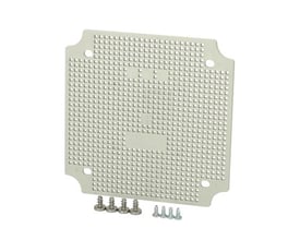 Fibox montageplade Multiperfor, 167x167x3,6mm i plast med mange huller og fire skruer på en hvid baggrund.