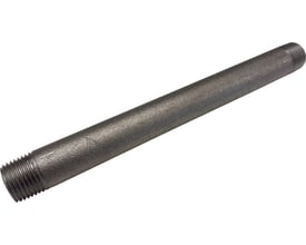 Indura sort nippelrør i stål, 140 mm langt med 3/8" gevind i begge ender, sandblæst overflade.