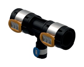 Geberit FlowFit T-stykke i sort PPSU med stålkraver og orange koblingsklips, viser dimension 50 mm.