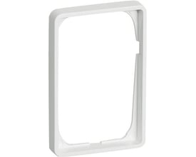 LK FUGA Baseline 50 ramme i hvid plast, 1½ modul bredde, med smal kant, vist forfra på hvid baggrund.