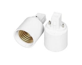 Hvit G23 til E27-adapter for 230 V, vist fra to vinkler med E27-sokkelen og G23-støpselet synlige.