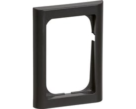 LK FUGA Softline 63 ramme i koksgrå, 1½ modul bredde og 90 mm højde, vist frontalt mod en hvid baggrund.