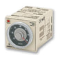 Omron H3C-A timer, 100-240V AC/DC, 1/16DIN, set fra siden, viser tekniske specifikationer og CE-mærkning.