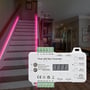 Styringen til LEDlife RGB LED-stripssettet vises foran en trapp med rosa lys langs trinnene.