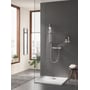 GROHE Grohtherm 1000 Performance dusjarmatur i en dusj med hånddusj og vannstråler.