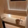 LEDlife Neon Sauna LED strip monteret diskret under safunabænk for stemningsfuld belysning i varm hvid.