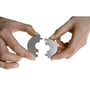 To hender setter sammen de to delene av Click One Two rosett-mellomstykket fra Pipecon-arm Steel Solutions.