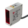 Carlo Gavazzi kapasitiv sensor PC50CNP06RP i hvitt, rektangulært hus med rød front, kabel og justeringsknapper.