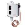 Tættere visning af Danfoss RT107 termostat, fremhæver den kobberfarvede fjernføler og 5m kapillarrør.