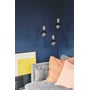 Tre Halo Design COLORS Soft Light LED G125 lamper hænger ned fra loftet foran en mørkeblå væg med en sofa og et stort maleri.
