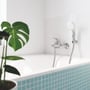 Grohe START Flow etgrebsbatteri monteret på badekar med brusehoved og slange, forkromet finish på moderne badeværelse.
