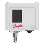 Danfoss KP7W pressostat sett forfra med svart frontfelt, Danfoss-logo og synlig gjengetilkobling nederst.