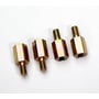 Fire guldbelagte Fibox HR20-4MM afstandsstykker med M4 gevind, arrangeret på en hvid overflade.