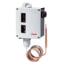 Danfoss RT107 termostat med kobberfarvet fjernføler og 2 meter kapillarrør, viser IP66 kabinettet.
