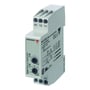 Carlo Gavazzi DAA51CM24-tidsrelé sett nærmere forfra med to innstillingshjul, merking og terminalåpninger.