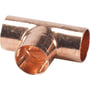 Lodde-T-stykke i ubehandlet kobber med muffer til 28mm hovedrør og 2 x 22mm afgreninger, med 90 graders vinkel.