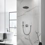 Komplet Grohe Rainshower hovedbrusersæt i børstet Hard Graphite, monteret på en marmoreret væg i et moderne badeværelsesmiljø.