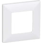 Lauritz Knudsen FUGA CE60 ramme til europadåse, 1 modul, hvid. Rammen er firkantet med et kvadratisk udskæringsfelt for en indsats.