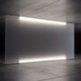 To V-TAC LED-lysarmaturer lyser langs kanten av en mørk veggflate og viser lyset i bruk.